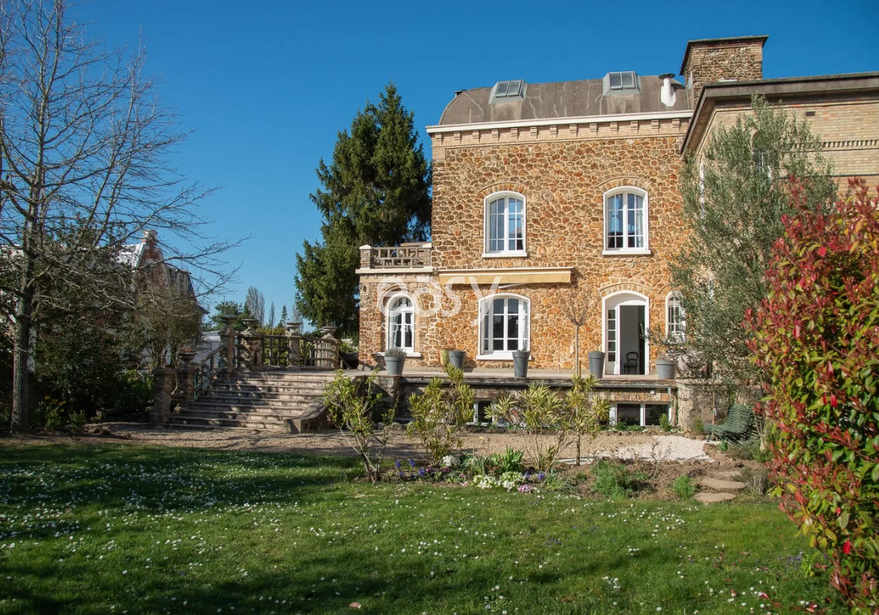 villa in its original state available for rent for filming purposes in Paris, FRANCE
